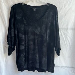 TAHARI SIZE MEDIUM SHIRT